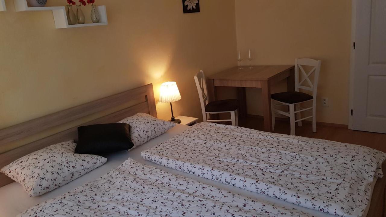 Apartman Lotos Apartment Mikulov Bagian luar foto